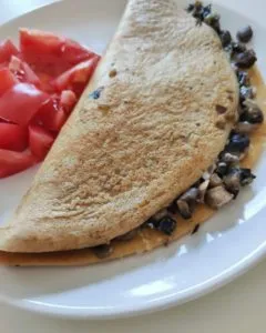 orkiszowy omlet z pieczarkami i serem