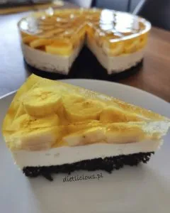 sernik proteinowy z galaretką i bananami